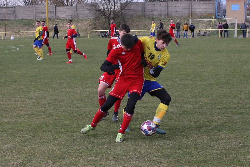 Fotbalisté posledního Uherského Ostrohu (červené dresy) hráli doma se Starým Městem nerozhodně 1:1.