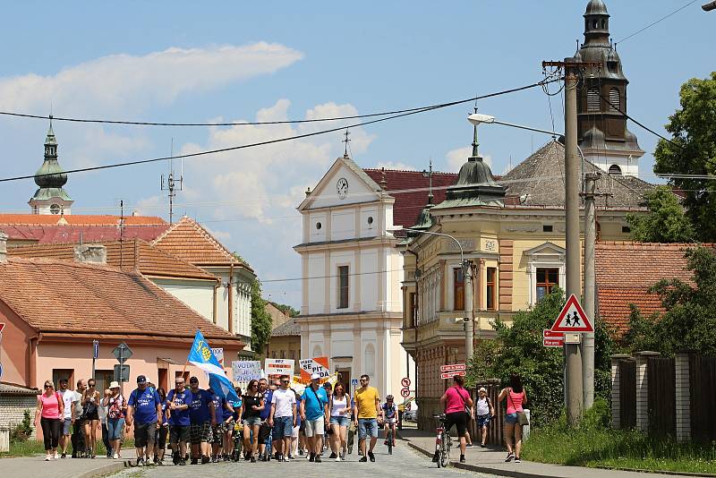 Protestní pochod na ochranu zdroje pitné vody u Uherského Ostrohu pořádaný spolkem Za vodu pro lidi, 13. června 2020