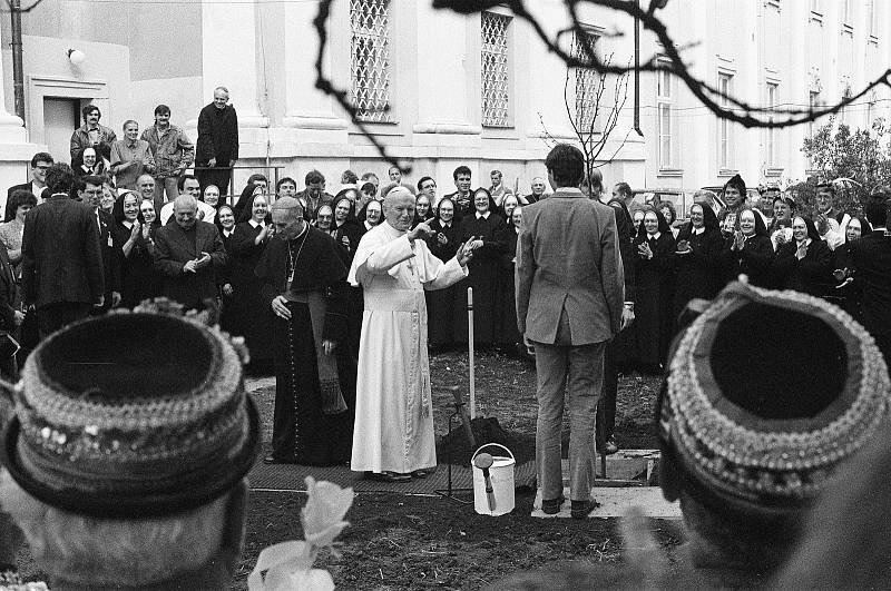Papež Jan Pavel II. sadí 22. dubna 1990 lípu na zahradě někdejšího velehradského kláštera.