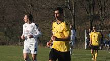 Fotbalisté Vlčnova (bílé dresy) zakončili podzimní část sezony domácí porážkou 0:4 s Topolnou.