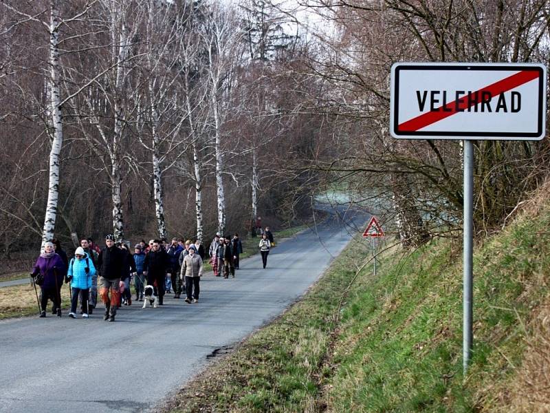 Vzpomínkového pochodu na velitele tupeských hasičů Pavla Vávru se zúčastnilo rekordních sto padesát lidí.