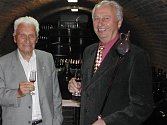 Tomáš Baťa ochutnal vína Františka Jakubíka 22. září 2006 v jeho sklípku ve Zlechově.