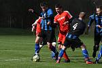 Fotbalisté vedoucích Osvětiman (červené dresy) v 18. kole krajské I. A třídy skupiny B porazili Šumice 2:0.