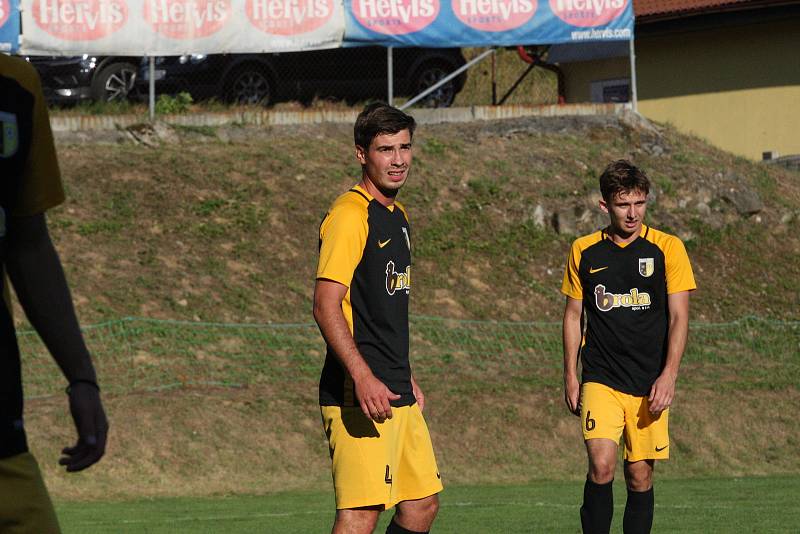 Fotbalisté Osvětiman (bílé dresy) v historicky prvním zápase krajského přeboru zdolali Slušovice 2:0.