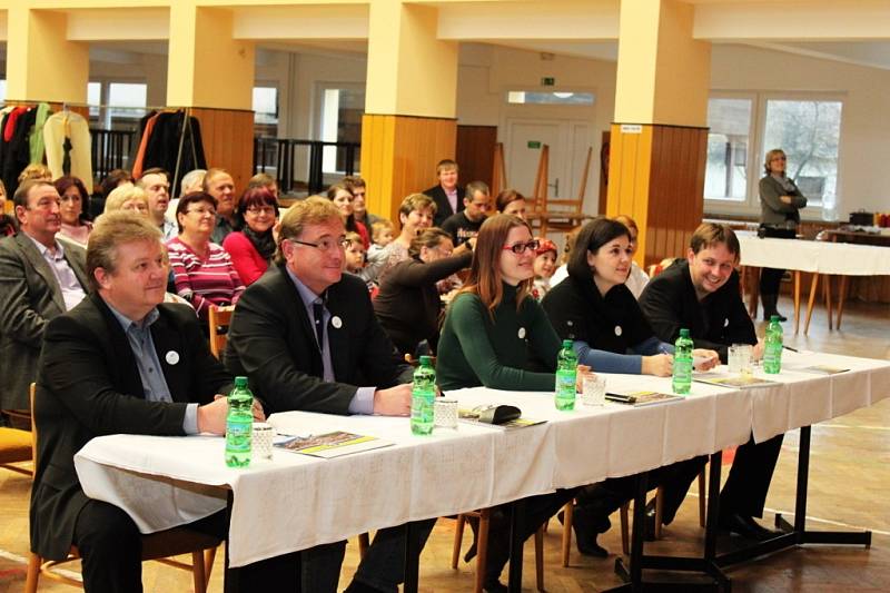 Třetího ročníku pěvecké soutěže Zazpívej, slavíčku, se za doprovodu cimbálovky Pentla zúčastnilo sedmnáct dětí ze Slovácka.