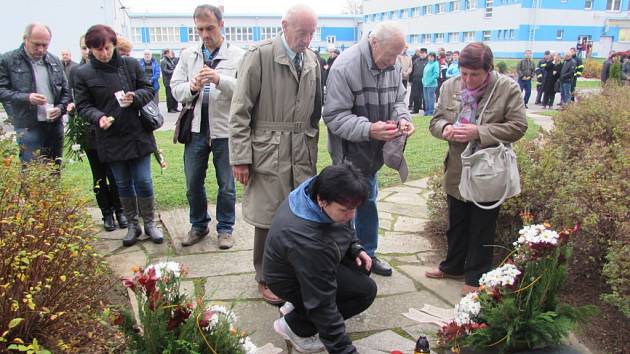Desítky lidí si v pátek 21. listopadu připomněli 30 let starou tragedii v areálu firmy MESIT. 