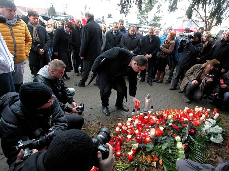 Pietní akt za zavražděné občany před restaurací Družba v Uherském Brodě. 