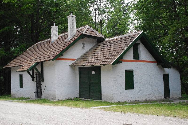 Kamenná búda je historický objekt lesní správy v Bílých Karpatech, který pamatuje období 2. světové války a zároveň stojí ve výšce 640 metrů na křižovatce turistických cest a cyklotras u malého parkoviště.
