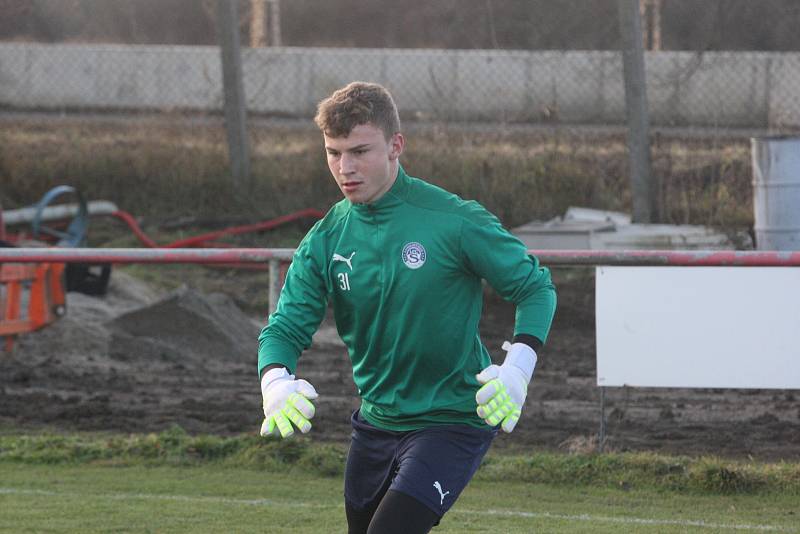 Fotbalisté Slovácka v pondělí dopoledne zahájili na hřišti v Sadech zimní přípravu.