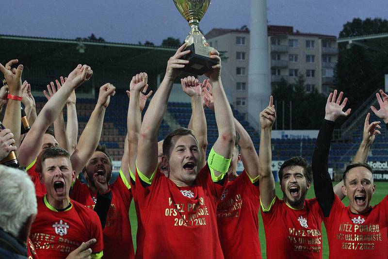 Fotbalisté Jalubí (žlutočerné dresy) zdolali ve finále Poháru OFS Jarošovský pivovar Stříbrnice 7:1. Utkání na stadionu ligového Slovácka sledovalo 1234 diváků.