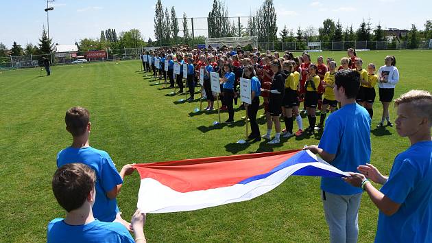 Chlapci ze Základní školy Sportovní v Uherském Hradišti v kategorii IV. na republikovém finále Sportovní ligy v minifotbalu brali stříbro. Foto: archiv pořadatele