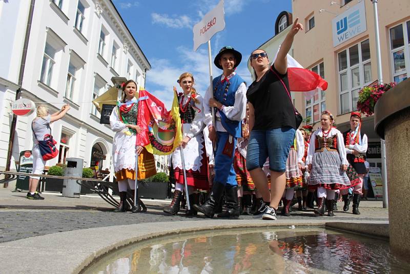 Krojovaný průvod v ulicích Uherského Hradiště tradičně patří k zahájení Kunovského léta. 