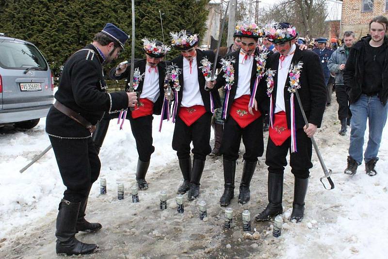 Fašank v Komni je proslavený nejen kvůli pečlivému zachovávání tradičního rituálu, ale také díky postavám čtyř skakúnů.