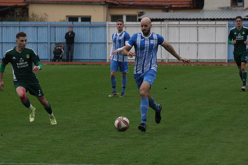 Fotbalisté Hluku (modré dresy) zakončili podzimní část sezony domácí výhrou nad Nivnicí 3:1.