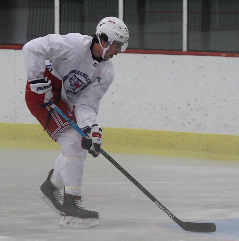 Hokejový útočník New Yorku Rangers Filip Chytil se společně se svým agentem Jaroslavem Balaštíkem a starším bratrem Liborem trénoval na zimním stadionu v Uherském Hradišti.