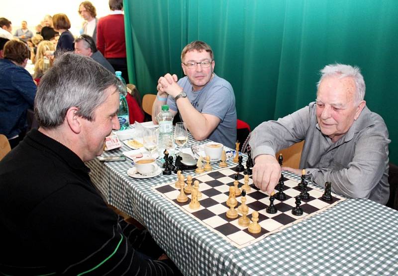 Sportovní hala v Břestku byla od sobotních čtrnácti hodin plná milovníků vína.