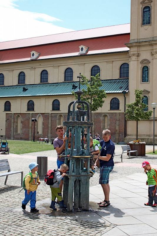 LETNÍ KURZ. V poutním Velehradě se jej zúčastnilo 77 manželských párů, které zde obnovily při slavnostní bohoslužbě manželský slib. O jejich děti se v průběhu kurzu starali mladí pečovatelé. 