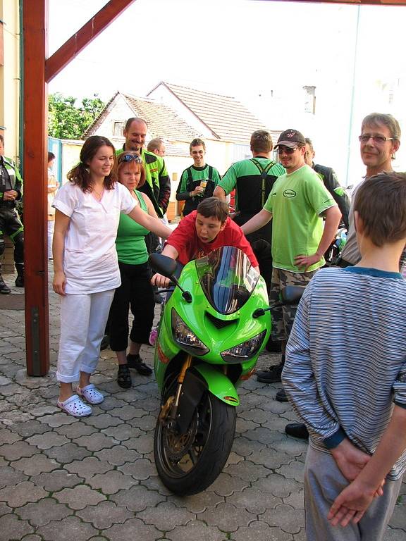 Řidiči dvoustopých vozidel navštívili klienty velehradského domova a přivezli jim dárky.