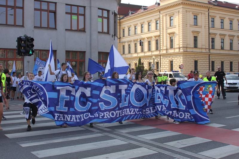 Pochod fanoušků Slovácka Uherským Hradištěm před utkáním 1. FC Slovácko - Jihlava.