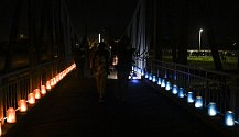 Stovky svíček rozzářily portálový most v Kostelanech nad Moravou.