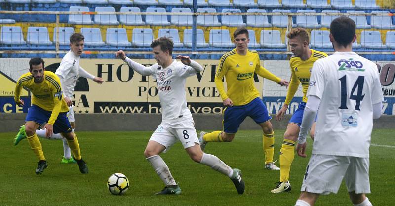 Juniorka Slovácka (v bílých dresech) prohrála na Širůchu v derby se Zlínem 0:2. Oba krajští rivalové  v moravské části patří mezi čtveřici elitních týmů.