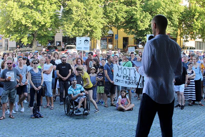 Demonstrace za nezávislou justici a proti vládě Andreje Babiše na Masarykově náměstí v Uherském Hradišti - 11. 6. 2019