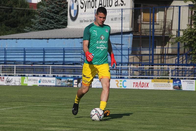 Fotbalisté Slovácka (bílé dresy) na úvod letní přípravy přehráli druholigový Vyškov 6:1.