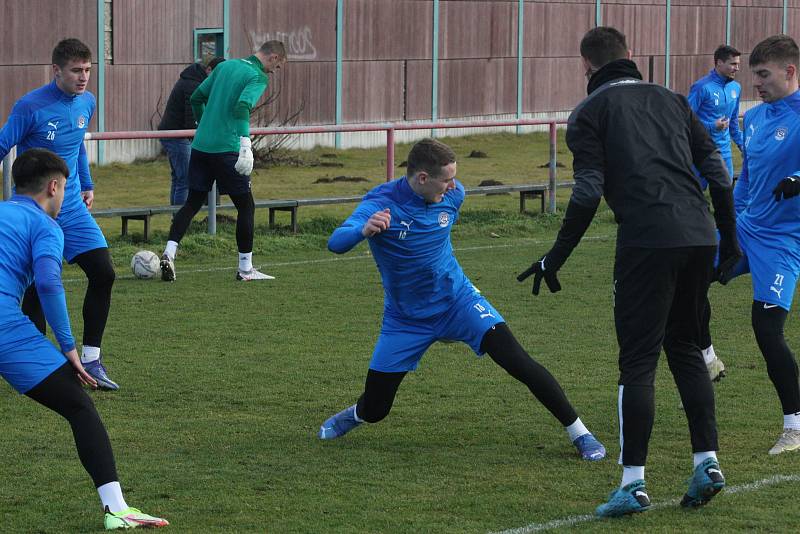 Fotbalisté Slovácka v pondělí dopoledne zahájili na hřišti v Sadech zimní přípravu.