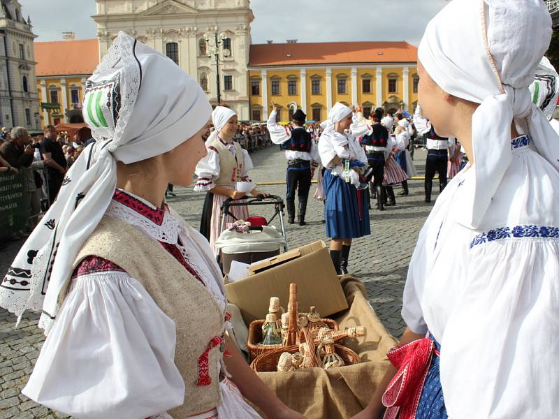 Průvod slavností vína na hradišťském Masarykově náměstí.