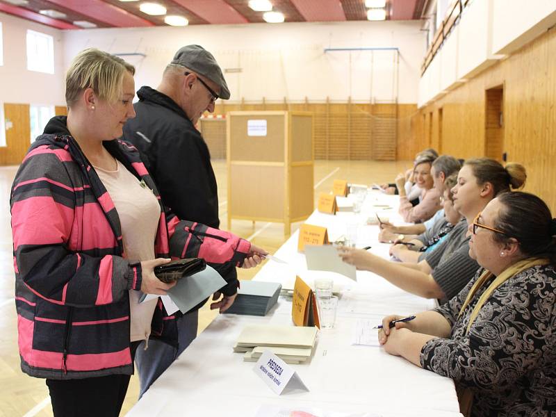 Také na Kroměřížsku začaly v pátek 20. října volby do Poslanecké sněmovny. Na snímku volební místnost v Domě kultury ve Zdounkách.