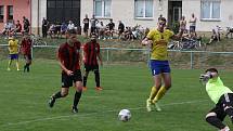 Fotbalisté Starého Města (žluté dresy) vyhráli derby ve Zlechově 3:1.