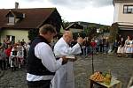 P. Ladislav Árvai požehnal u kapličky letošní úrodě hroznů, loňskému vínu i novému zvonu.