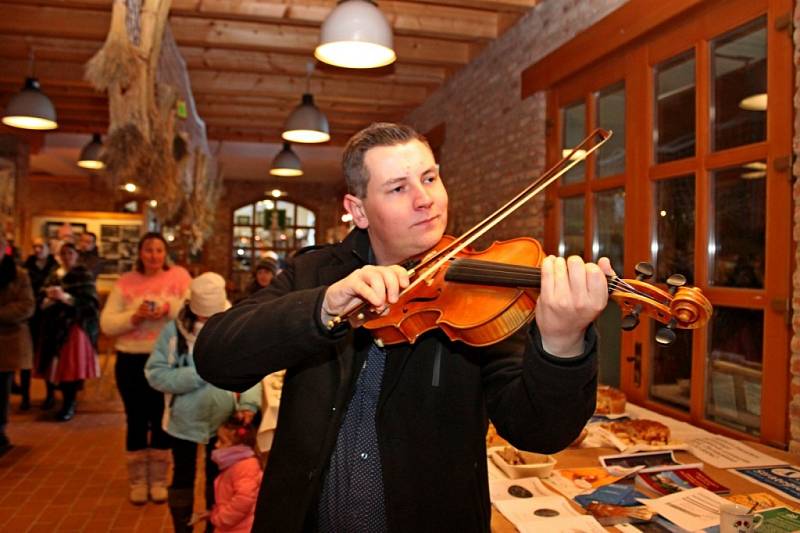 ZAVŘELI KOLEDNÍČEK Lidé, kteří si chtěli nechat pohladit svou duši koledami a vánočními melodiemi, ale také ochutnat dvacet druhů chleba, zamířili v neděli odpoledne do Muzea Podhradí Buchlovice