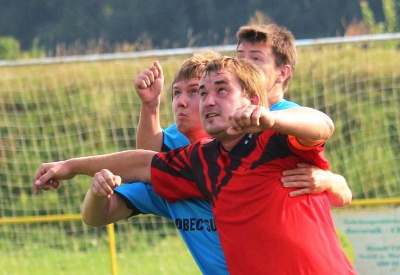 Okresní přebor – 2. kolo: Uherský Ostroh – Sušice (v modrén) 2:1.