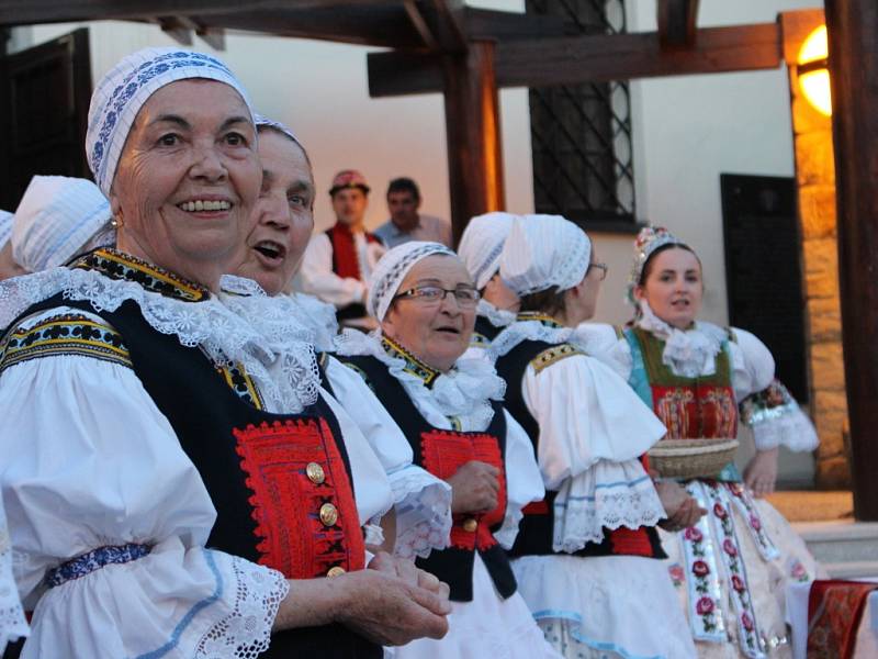 V atriu Muzea Jana Ámose Komenského v Uherském Brodě krojovaní předvedli tradiční svatbu z Dolního Němčí.