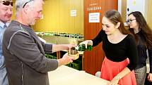 Na výstavě vín v Babicích mohli vínomilci hodnotit nejen vína oceněná titulem šampion, ale všech vystavených 215 vzorků vinných moků.