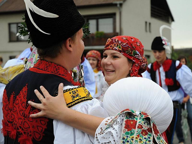 Jedenáctce krojovaných párů ve Véskách veleli sourozenci z Podolí.