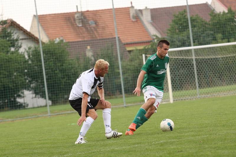 Fotbalisté Uherského Brodu (v bílém) remizovali ve 3. kole divize D s Bystrcí 1:1.