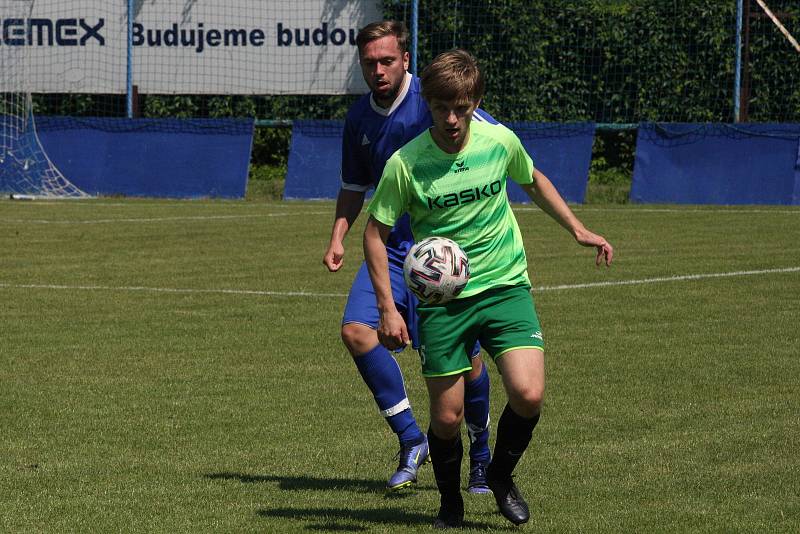 Fotbalisté Kunovic (modré dresy) ve 25. kole krajské I. A třídy skupiny B přehráli Dolní Němčí 5:2 a přiblížili se záchraně.