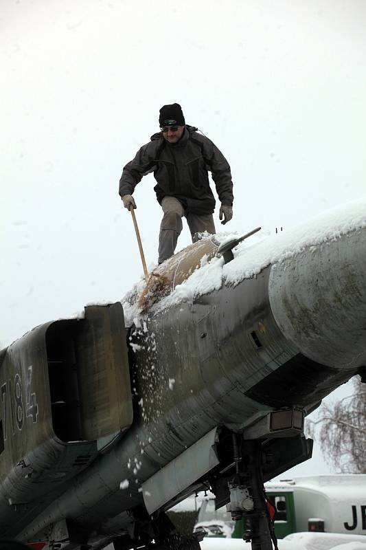 Nadzvuková stíhačka MiG-23MF z pražských Malešic se vykládá v  leteckém Muzeu v Kunovicích.