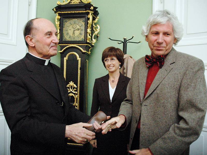 Velehradského umělce a českou velvyslankyni Ivanu Hlavsovou přijal před vernisáží mariborský arcibiskup Franc Kramberger.