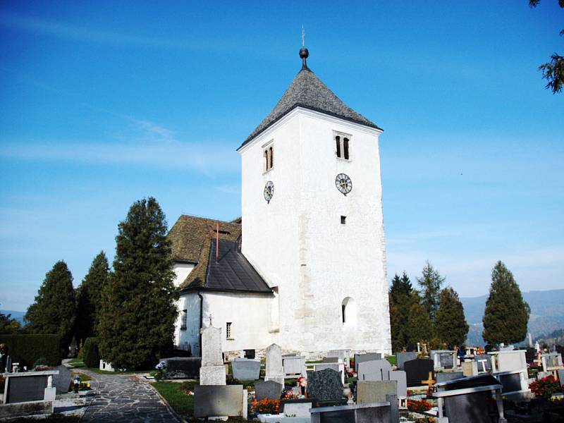 Dalším místem kde umělci z uherskohradišťska  pracovali, je románský kostelík ve Šmartnu nedaleko Mariboru.