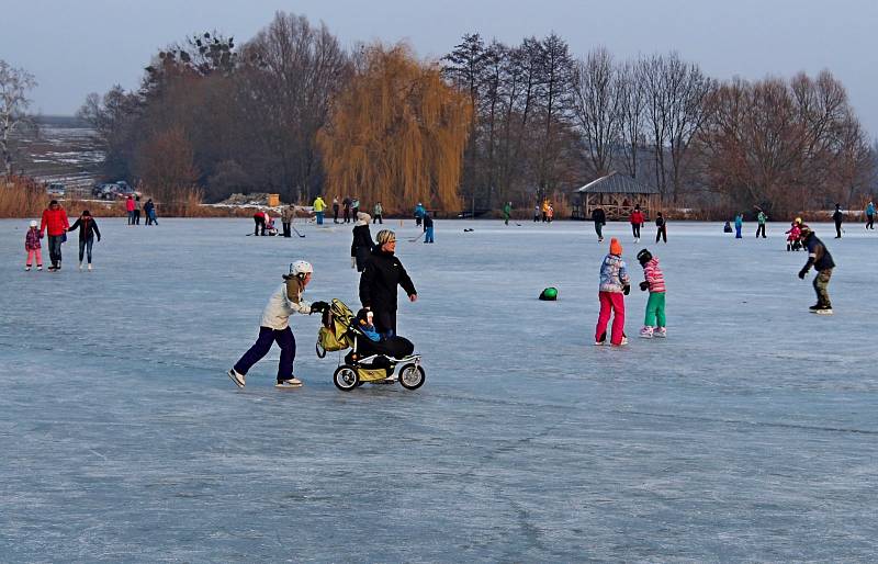 V ráj bruslařů se o prvním březnovém víkendu proměnila poprvé v letošní zimě z velké části ledem pokrytá hladina jeden a půl hektarového Konventního rybníka pod Archeoskanzenem Modrá.