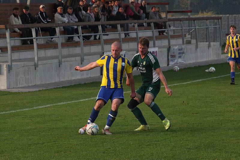 Fotbalisté Nivnice (zelené dresy) v 10. kole krajské I. A třídy skupiny B doma zdolali Buchlovice 2:0.