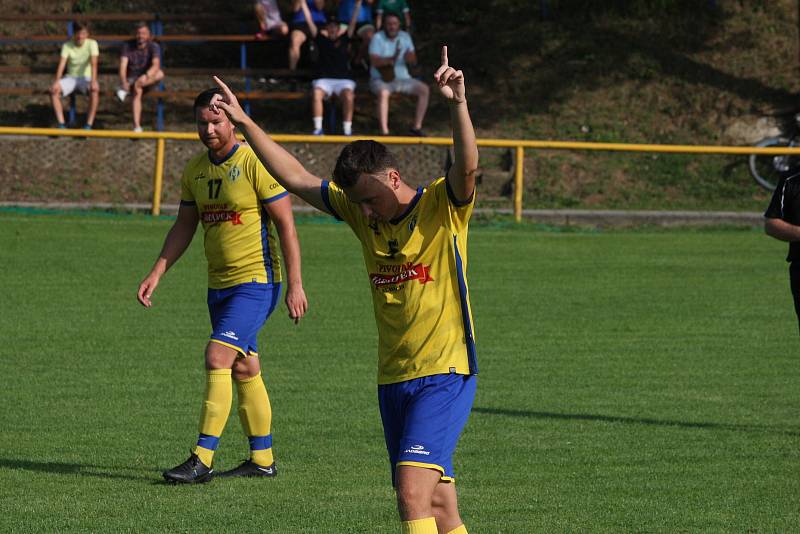 Fotbalisté Starého Města (žluté dresy) zdolali ve šlágru 4. kola I. B třídy sk. C domácí Ořechov 4:0.