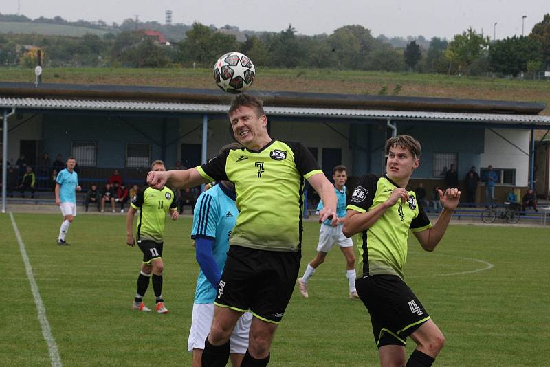 Fotbalisté Polešovic (světle modré dresy) v 10. kole krajské I. B třídy skupiny C zdolali doma na hody Lhotu 3:1.