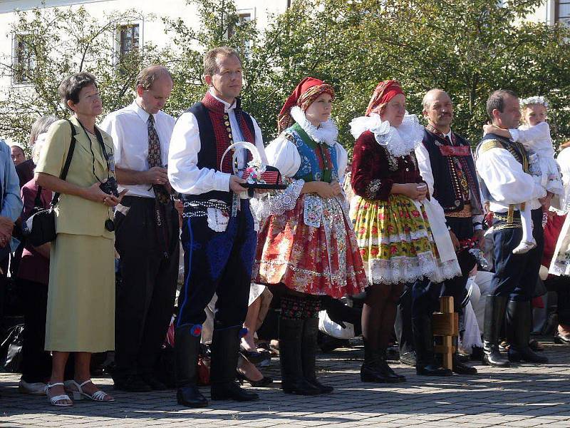 Kolem dvou tisíc lidí se v neděli dopoledne účastnilo slavnostní mše svaté na prostranství za klášterním kostelem v Uherském Brodě.