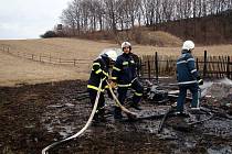 Rozsáhlý požár hospodářského stavení na sezónní ustájení zvířat u Hostětína hasilo v sobotu 20. března odpoledne pět cisteren profesionálních i dobrovolných hasičů z Uherskohradišťska a Zlínska.