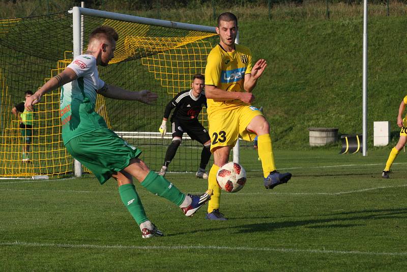 Fotbalisté Strání (ve žlutých dresech) porazili doma na hody Bzenec 3:0.