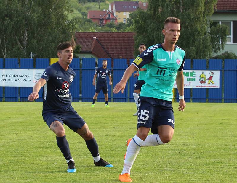 Fotbalisté Slovácka (modré dresy) v předposledním přípravném zápase podlehli na hřišti Strání slovenské Senici 1:2.